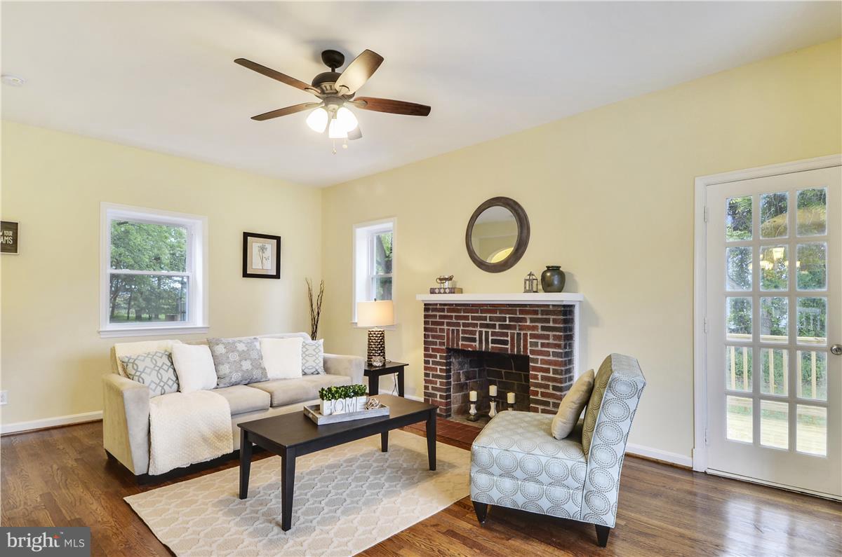 14215 Seneca Road Germantown, MD 20874 - Photo 5 of 27 Spacious living room w/cozy fireplace