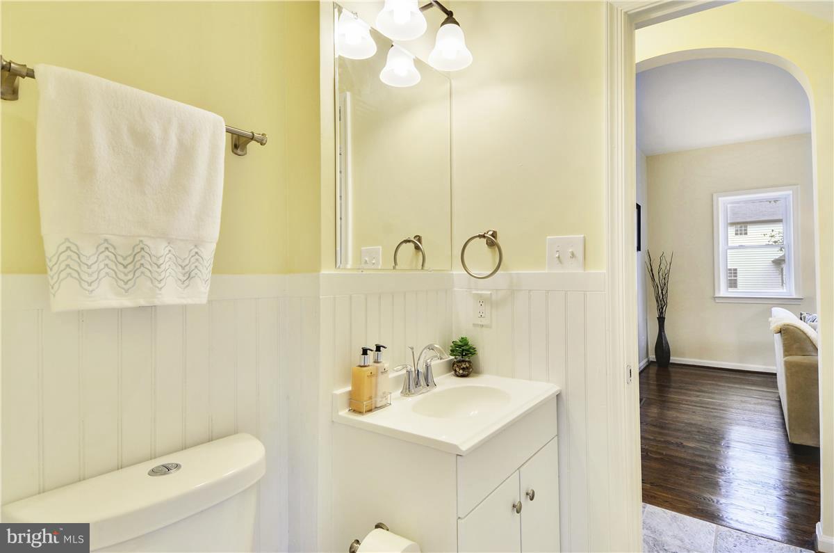 14215 Seneca Road Germantown, MD 20874 - Photo 7 of 27 Main level half bath