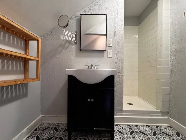 $1,600 | 72 Courtland Street, Unit 3, Providence, RI 02909