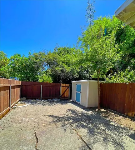 a view of a backyard