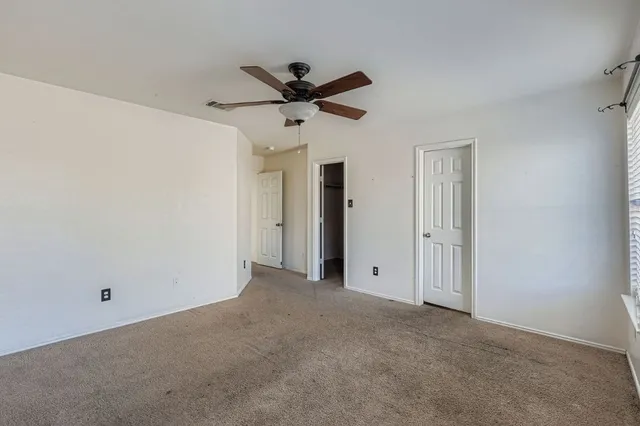 a view of empty room with a ceiling fan
