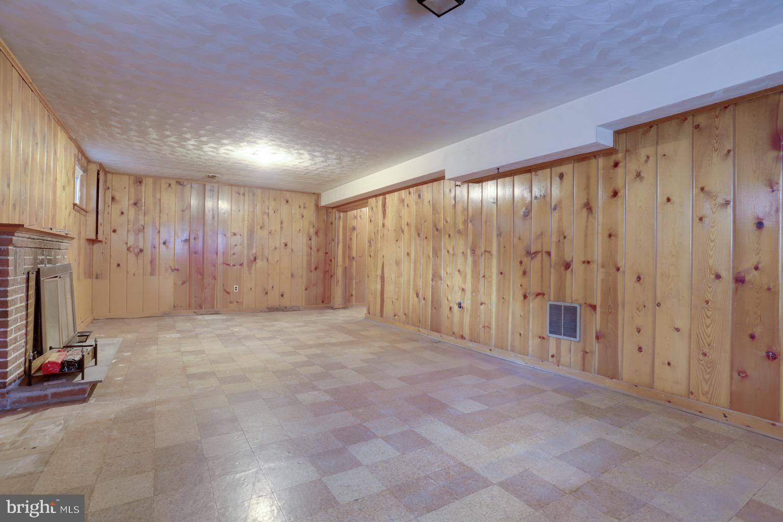 8802 2nd Avenue Silver Spring, MD 20910 - Photo 31 of 67 An inviting & warm family room...