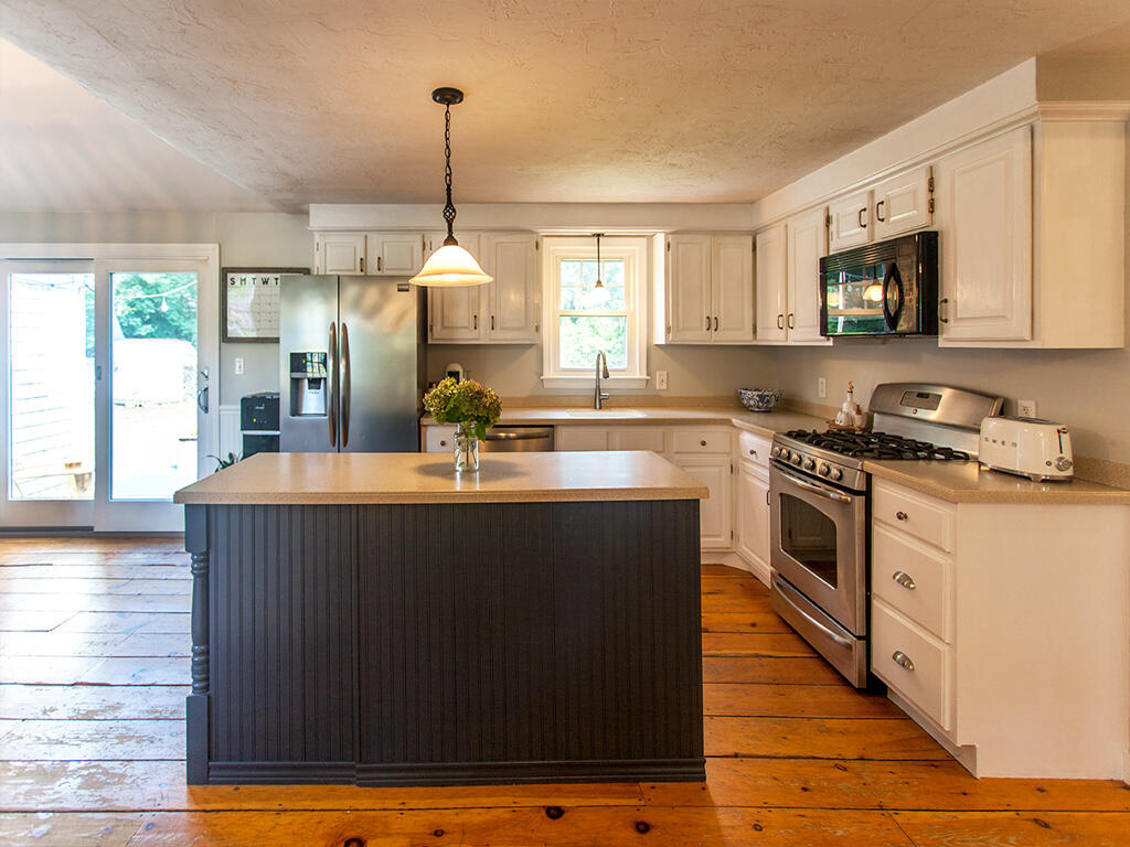 4 Windsor Road Sandwich, MA 02563 - Photo 12 of 33 19 (1)
