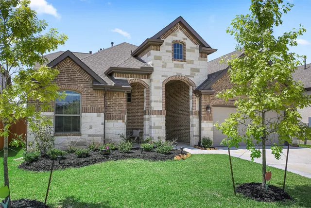 a view of house with garden