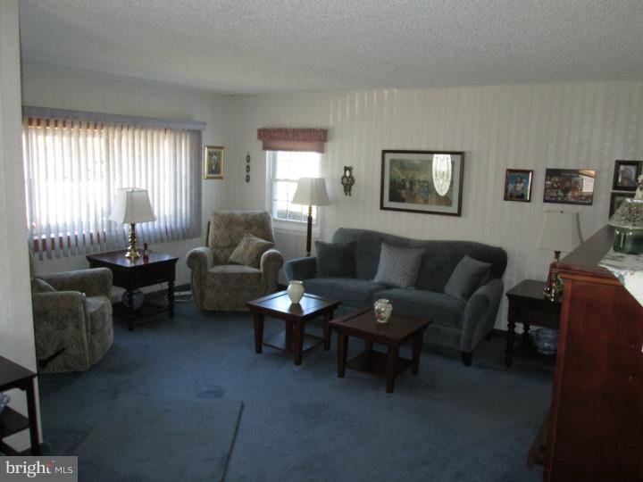 12107 Thornton Road Philadelphia, PA 19154 - Photo 2 of 25 Living Room