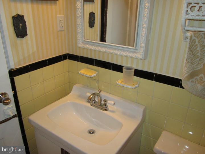 12107 Thornton Road Philadelphia, PA 19154 - Photo 17 of 25 Bathroom