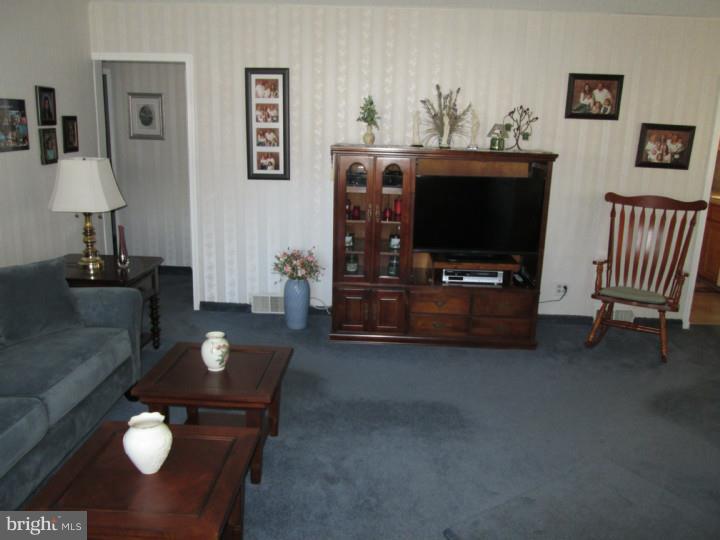 12107 Thornton Road Philadelphia, PA 19154 - Photo 3 of 25 Living Room