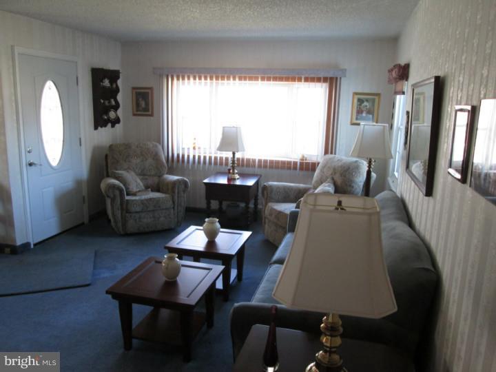 12107 Thornton Road Philadelphia, PA 19154 - Photo 4 of 25 Living Room
