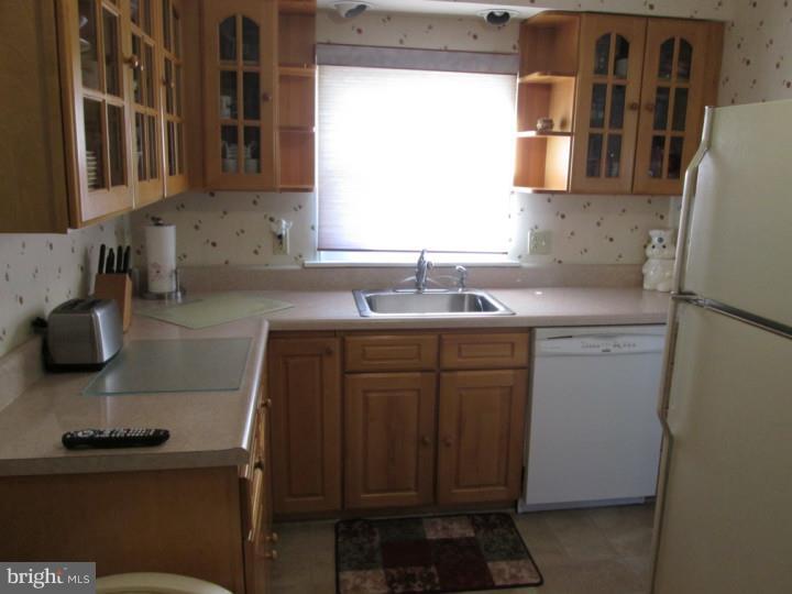 12107 Thornton Road Philadelphia, PA 19154 - Photo 7 of 25 Kitchen