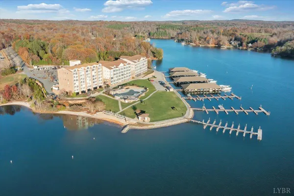 a picture of city view with lake view