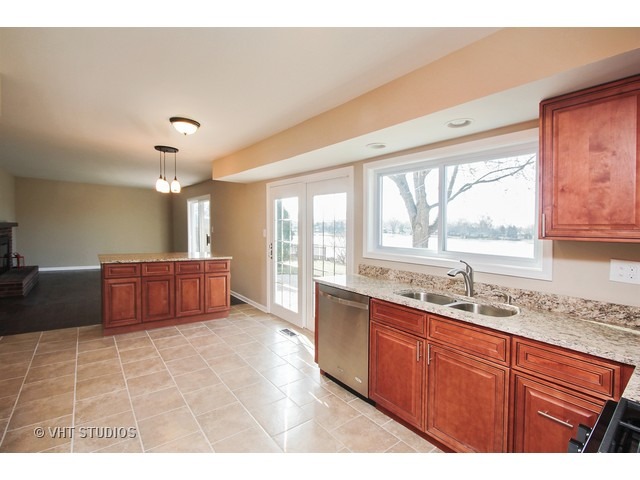 382 Northgate Road Lindenhurst, IL 60046 - Photo 3 of 10 a large bathroom with a large tub sink and mirror