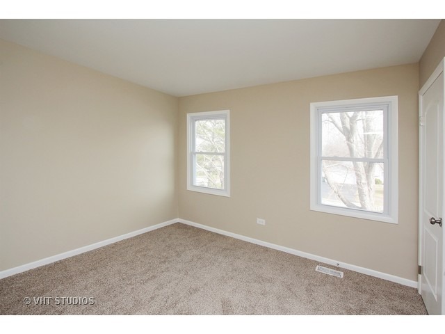 382 Northgate Road Lindenhurst, IL 60046 - Photo 8 of 10 an empty room with windows