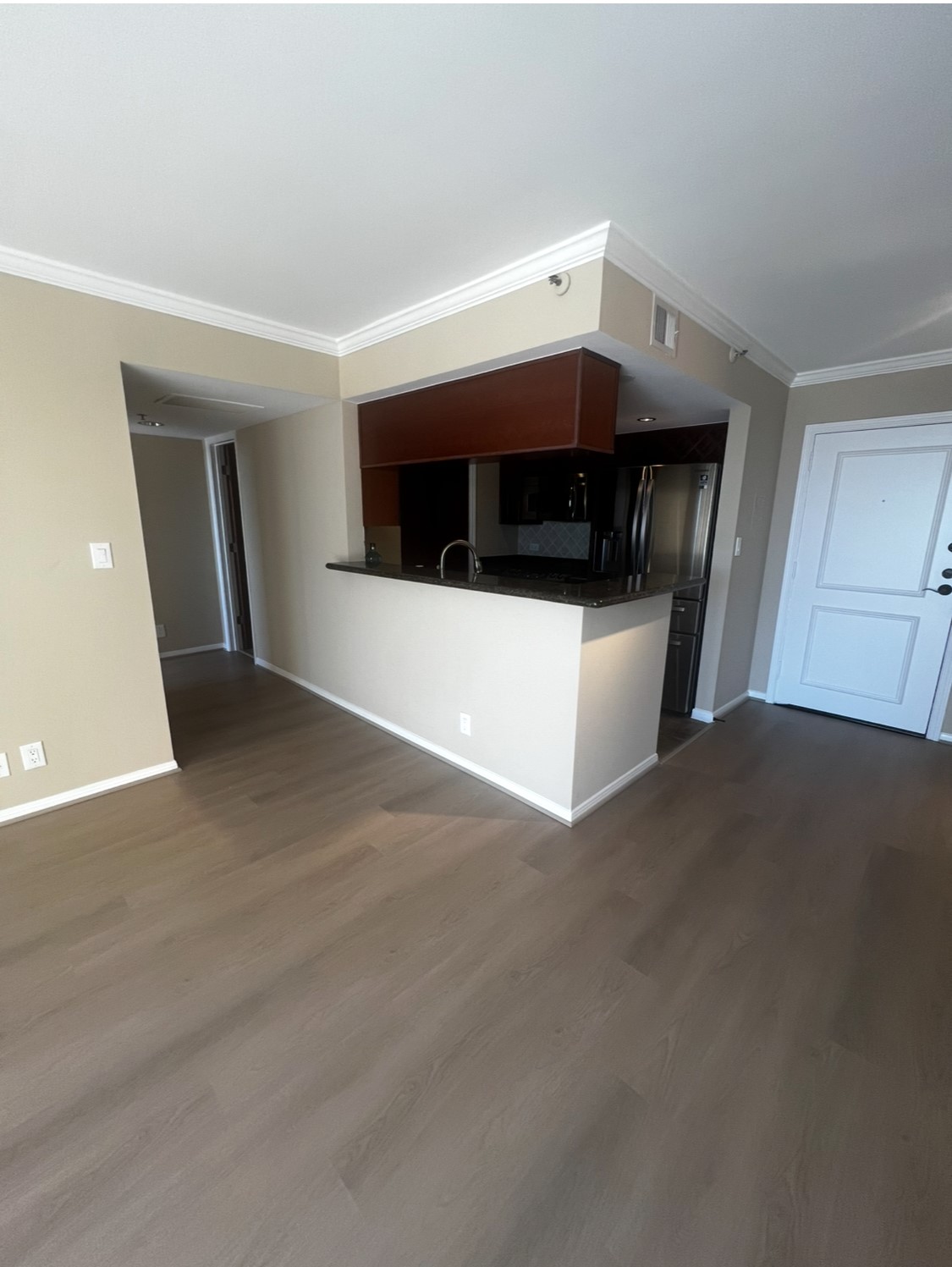 3525 Sage Road, Unit 1708 Houston, TX 77056 - Photo 3 of 14 a view of a livingroom with a staircase