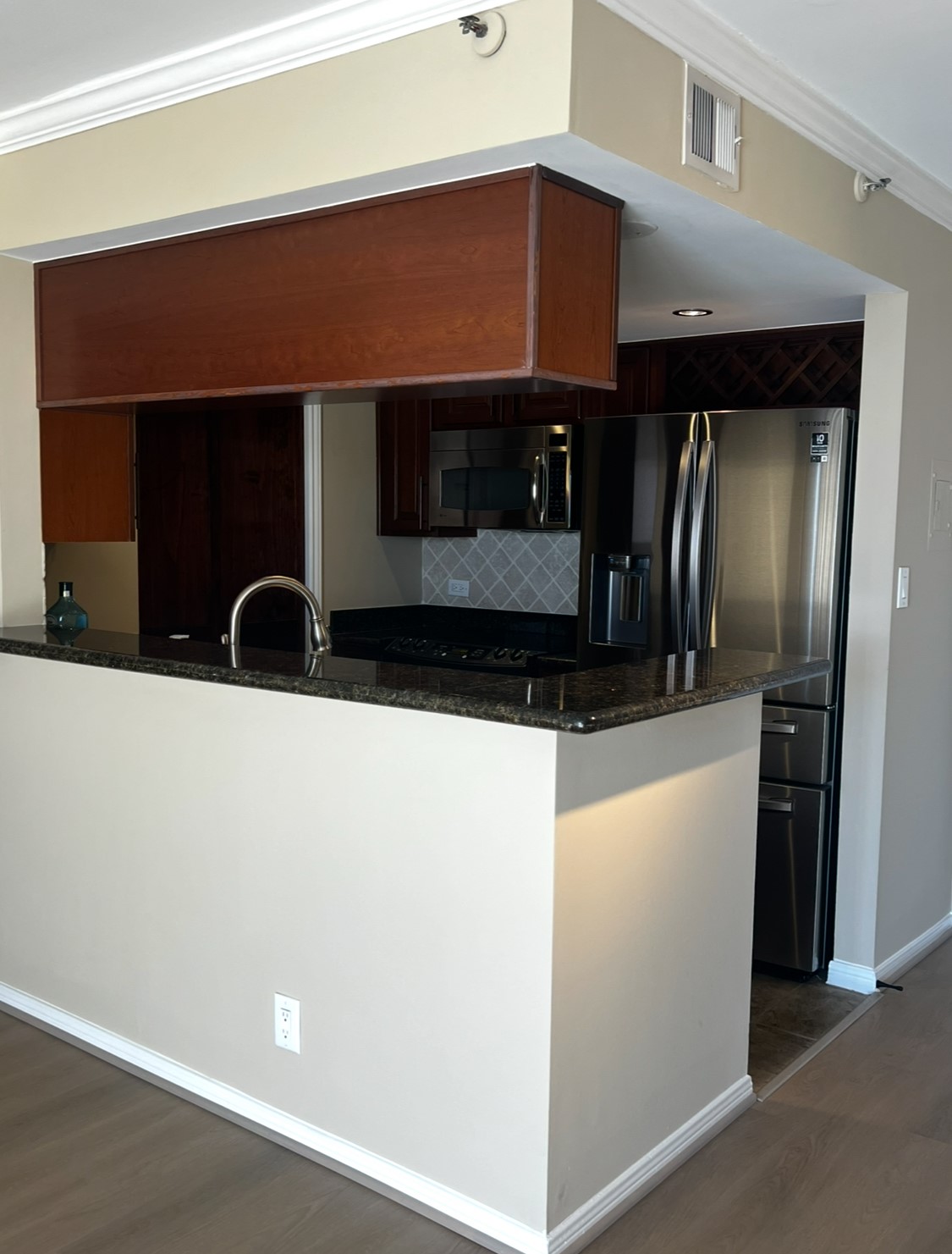 3525 Sage Road, Unit 1708 Houston, TX 77056 - Photo 4 of 14 a kitchen with stainless steel appliances a refrigerator and a sink