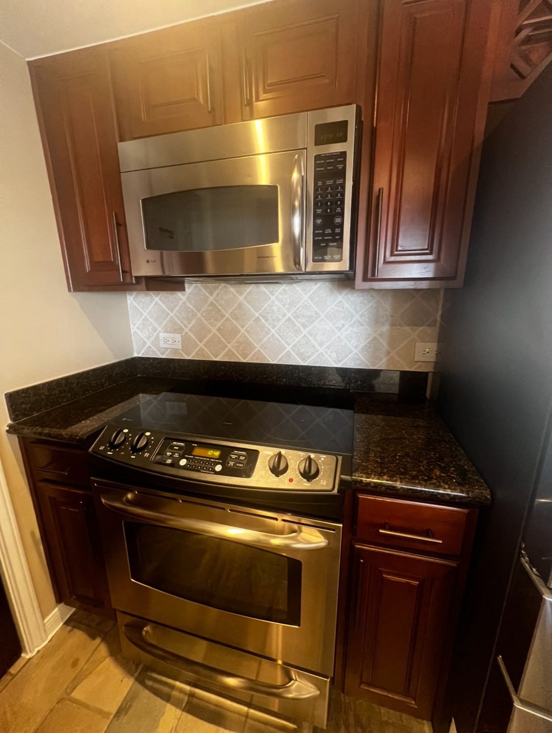 3525 Sage Road, Unit 1708 Houston, TX 77056 - Photo 6 of 14 a stove top oven sitting inside of a kitchen