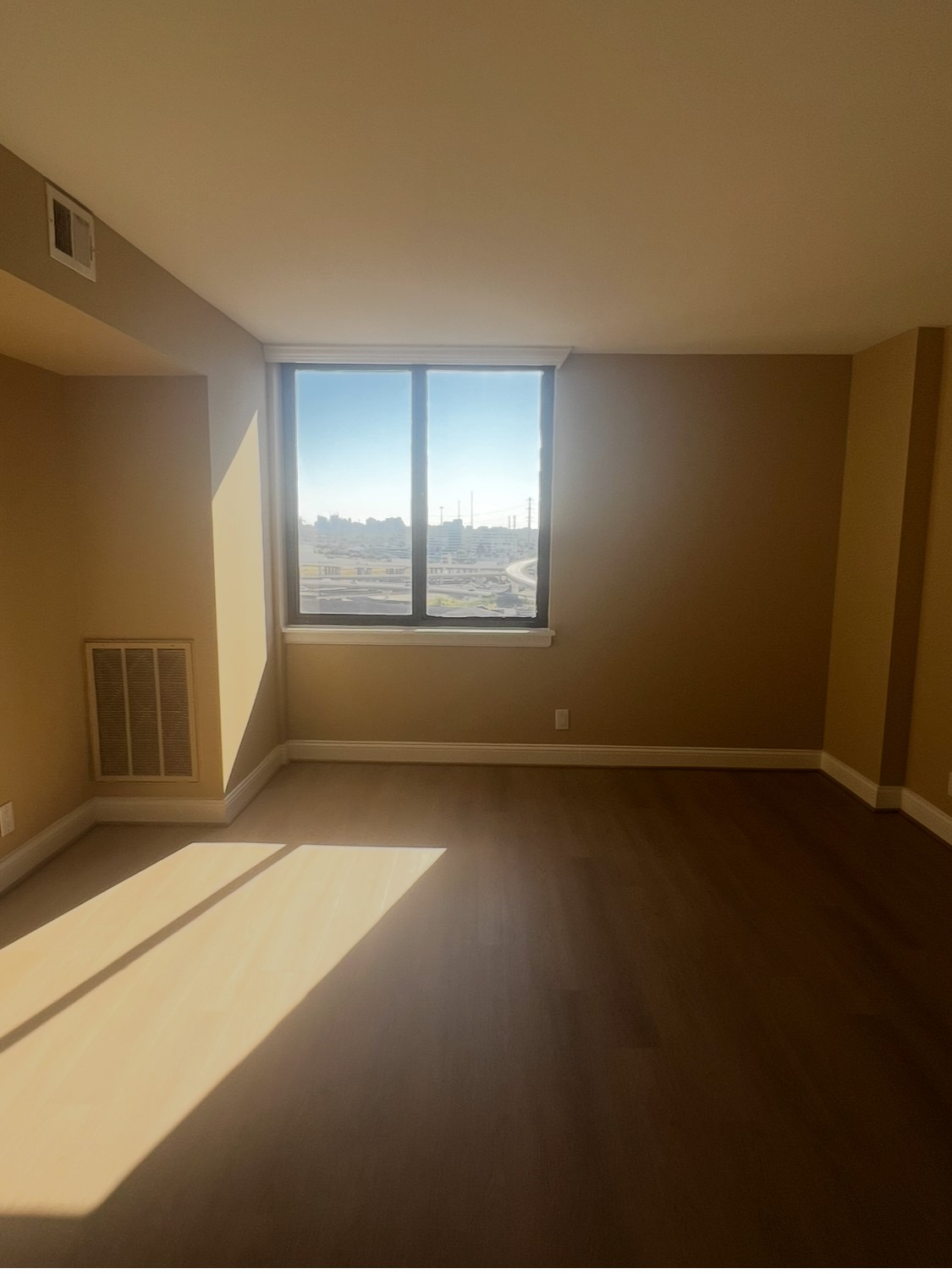 3525 Sage Road, Unit 1708 Houston, TX 77056 - Photo 7 of 14 a view of an empty room with a window
