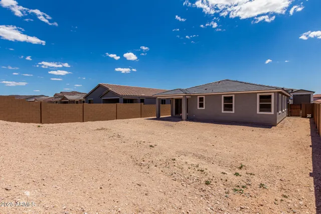 a view of a house with backyard