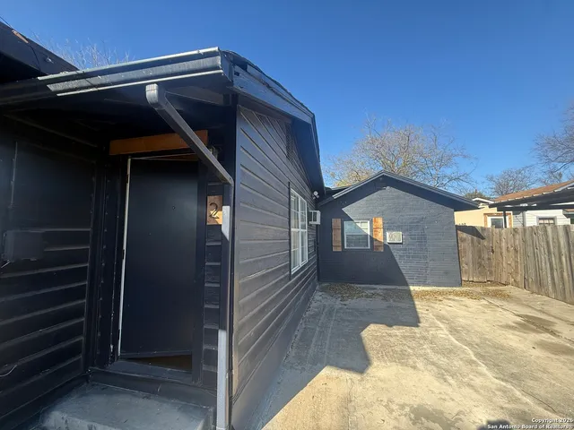 $800 | 3011 West César E Chávez Boulevard, Unit 2, San Antonio, TX 78207
