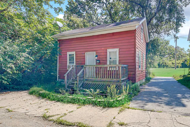 a view of a house with a yard and plants