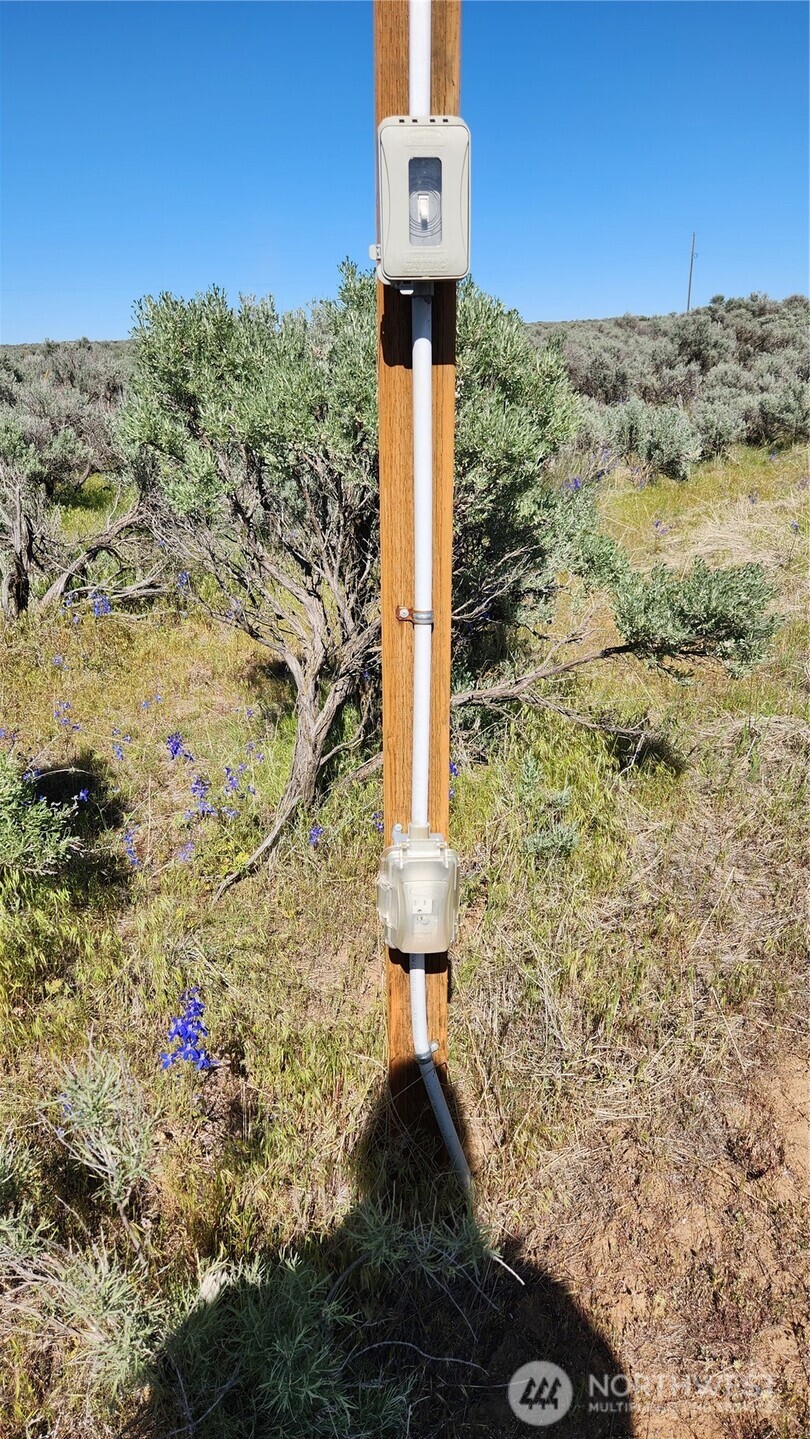 565 Snaffle Court Ephrata, WA 98823 - Photo 7 of 40 a view of a yard with wooden fence