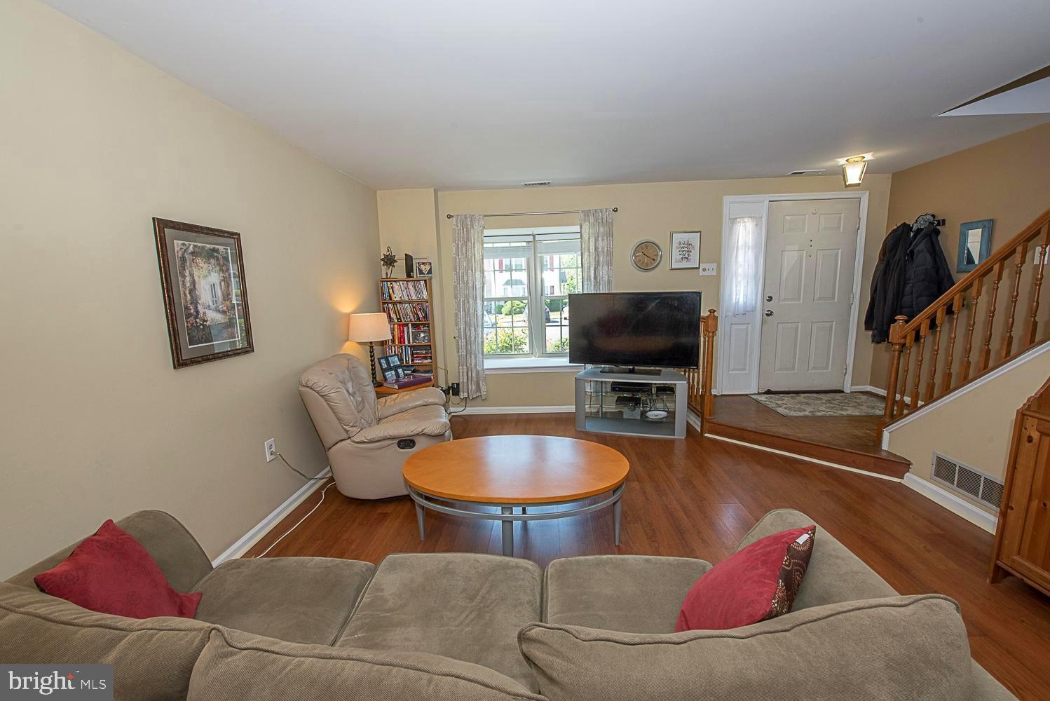 845 Maple Glen Circle Pottstown, PA 19464 - Photo 3 of 29 Living room
