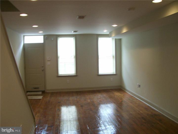 369 Tree Street Philadelphia, PA 19148 - Photo 16 of 19 Living Room