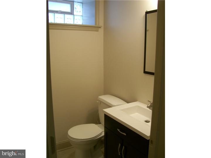 369 Tree Street Philadelphia, PA 19148 - Photo 17 of 19 Half Bath