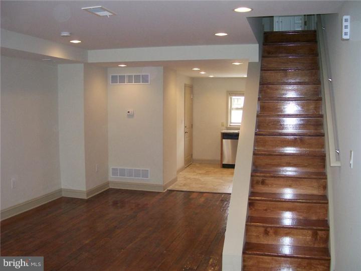 369 Tree Street Philadelphia, PA 19148 - Photo 3 of 19 Living Room