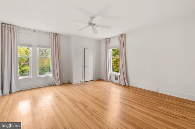 a view of a chairs and table in the back yard of a house