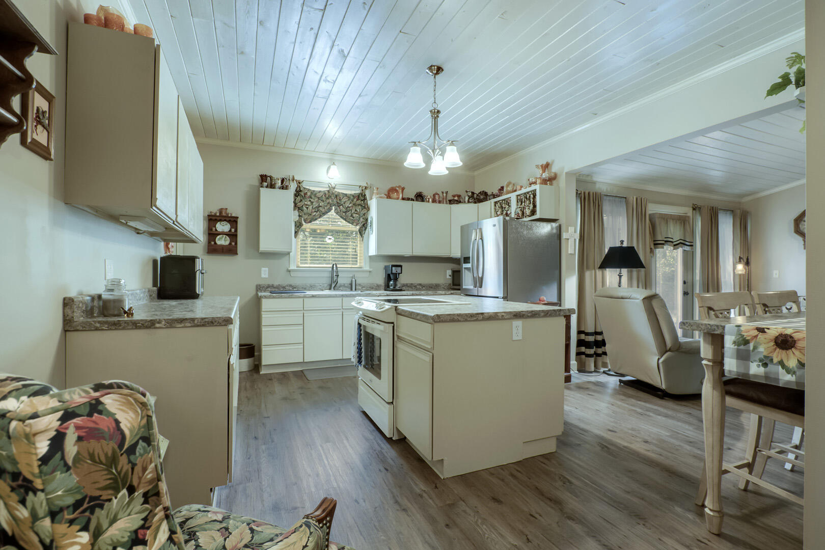 393 West Rhea Avenue Spring City, TN 37381 - Photo 11 of 40 11_WRheaAvenue_393_Kitchen01