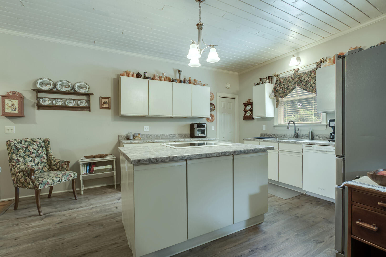 393 West Rhea Avenue Spring City, TN 37381 - Photo 12 of 40 12_WRheaAvenue_393_Kitchen02