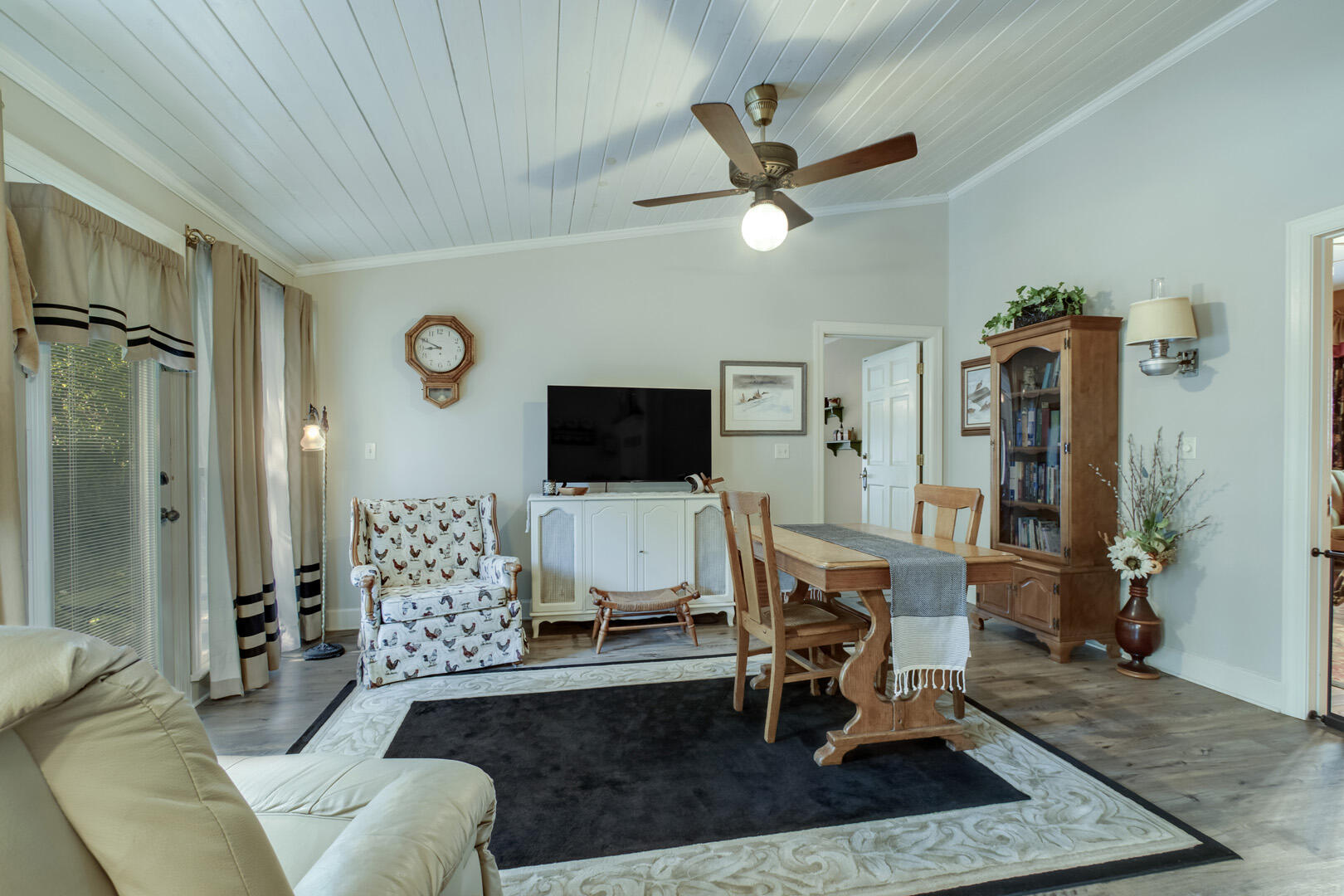 393 West Rhea Avenue Spring City, TN 37381 - Photo 15 of 40 15_WRheaAvenue_393_Sitting01