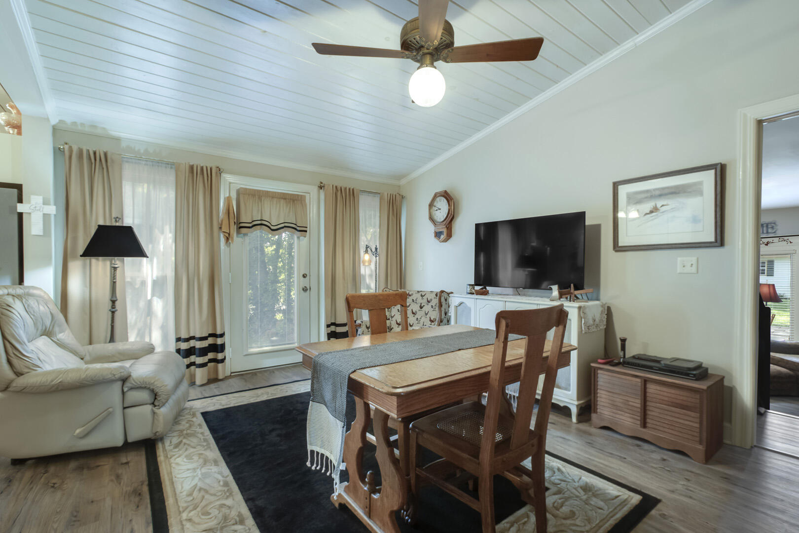 393 West Rhea Avenue Spring City, TN 37381 - Photo 16 of 40 16_WRheaAvenue_393_Sitting02