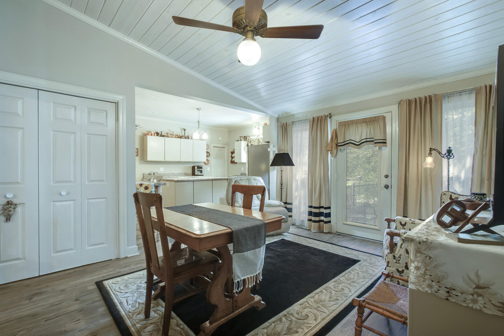 393 West Rhea Avenue Spring City, TN 37381 - Photo 21 of 40 21_WRheaAvenue_393_Sitting03