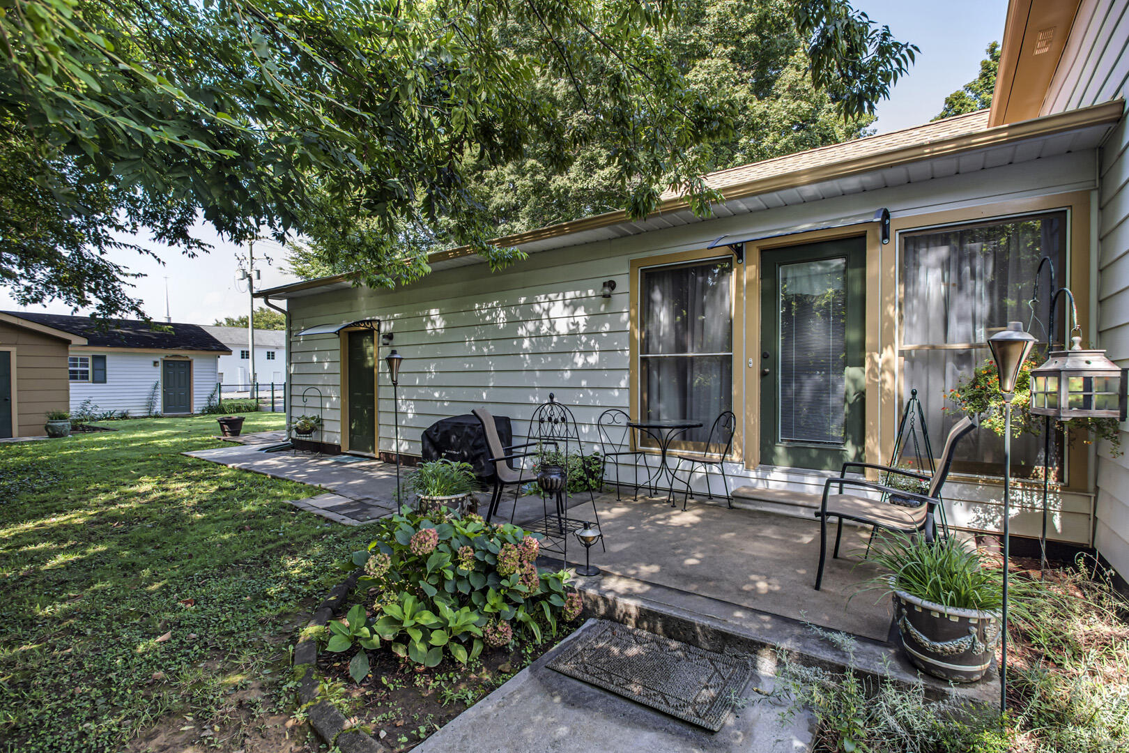 393 West Rhea Avenue Spring City, TN 37381 - Photo 33 of 40 33_WRheaAvenue_393_SidePatio01
