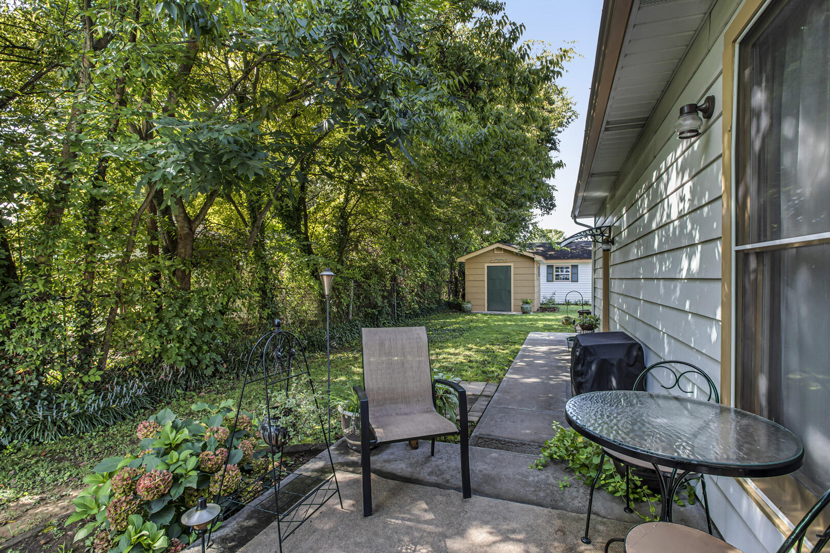 393 West Rhea Avenue Spring City, TN 37381 - Photo 35 of 40 35_WRheaAvenue_393_SidePatio02