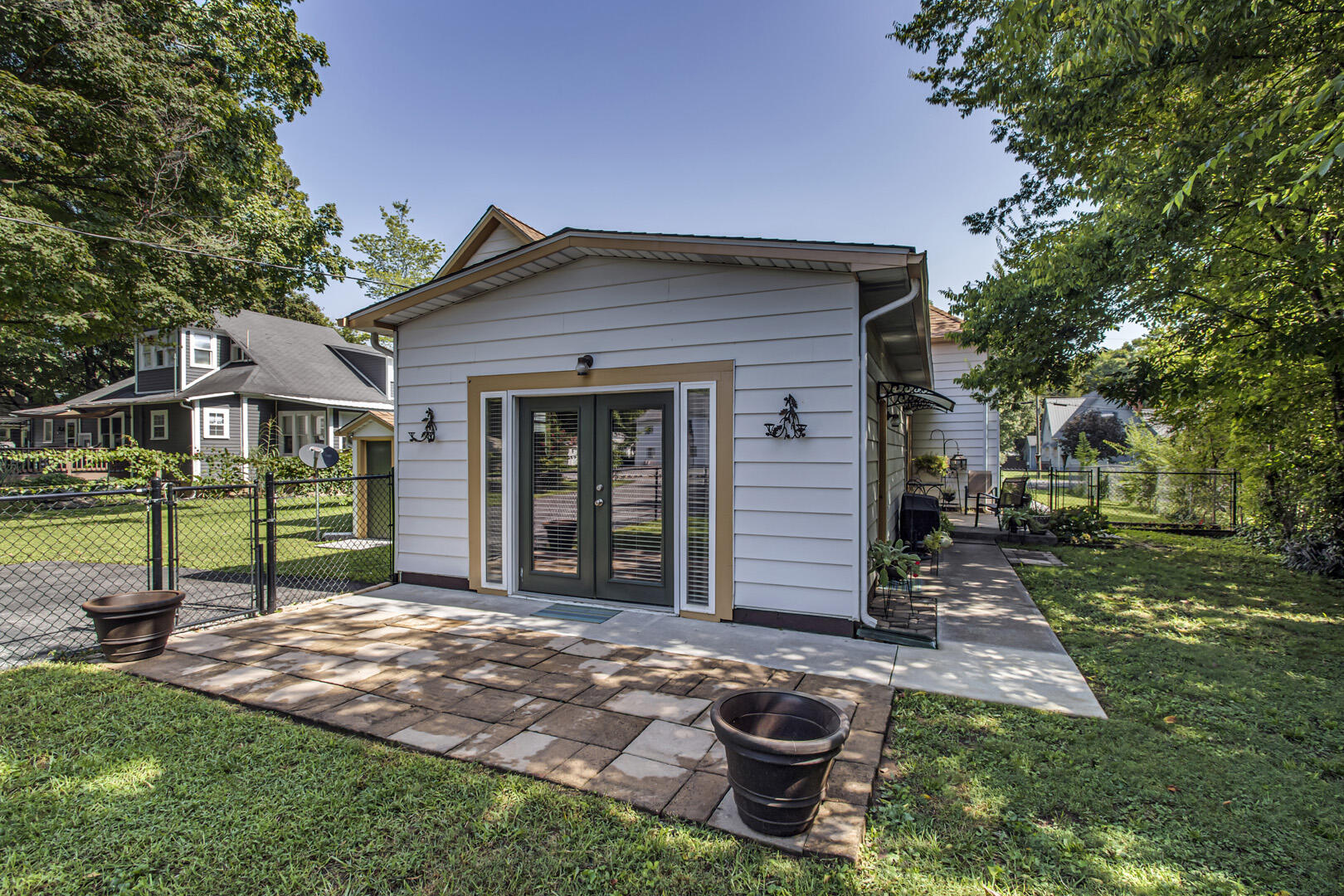 393 West Rhea Avenue Spring City, TN 37381 - Photo 37 of 40 37_WRheaAvenue_393_BackPatio