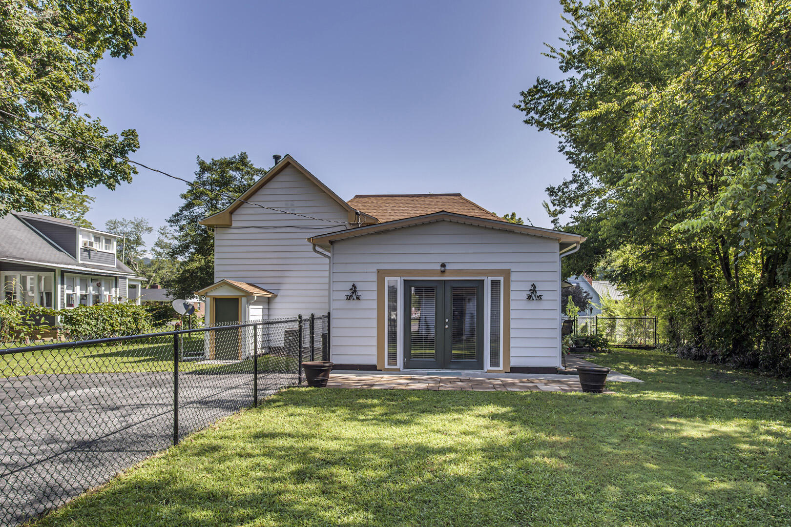 393 West Rhea Avenue Spring City, TN 37381 - Photo 39 of 40 39_WRheaAvenue_393_Back