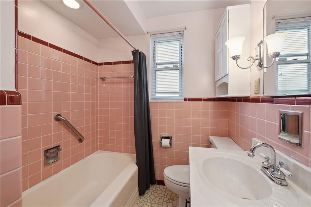 826 Rosalind Road Pittsburgh, PA 15237 - Photo 14 of 24 Very Well Maintained Full Bath