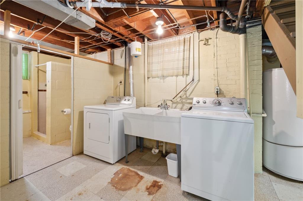 826 Rosalind Road Pittsburgh, PA 15237 - Photo 18 of 24 Included Washer And Dryer In The Laundry Area