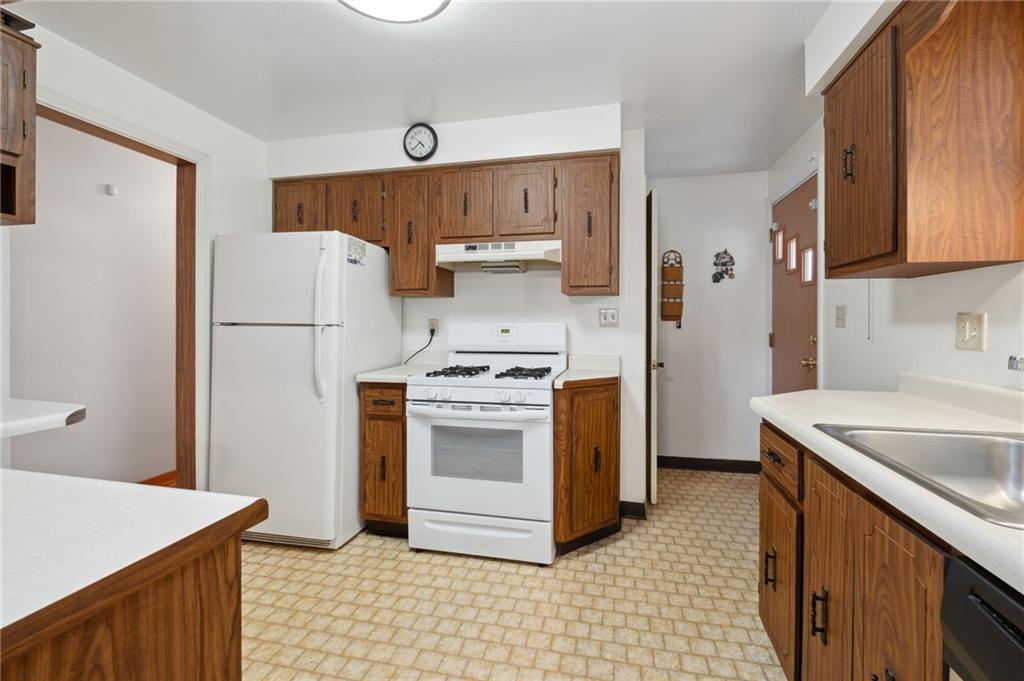 826 Rosalind Road Pittsburgh, PA 15237 - Photo 9 of 24 The Chef Of The Home Will Love Cooking In The Well Maintained Kitchen Which Includes A Gas Range