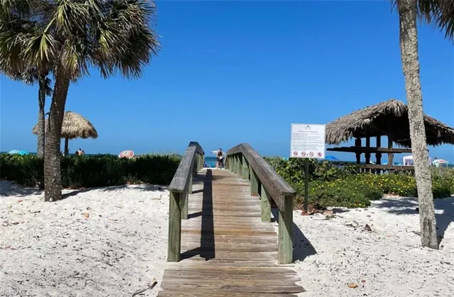 $5,500 | 1300 Gulf Shore Boulevard North, Unit 304, Naples, FL 34102