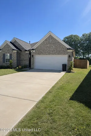 $2,400 | 5864 Thomas Street, Horn Lake, MS 38637