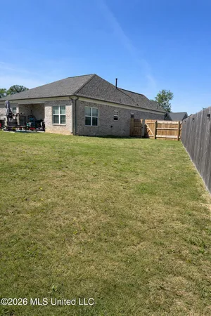$2,400 | 5864 Thomas Street, Horn Lake, MS 38637