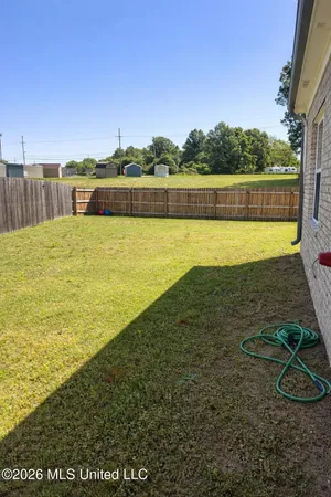 $2,400 | 5864 Thomas Street, Horn Lake, MS 38637