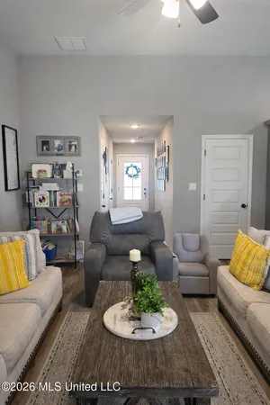 $2,400 | 5864 Thomas Street, Horn Lake, MS 38637