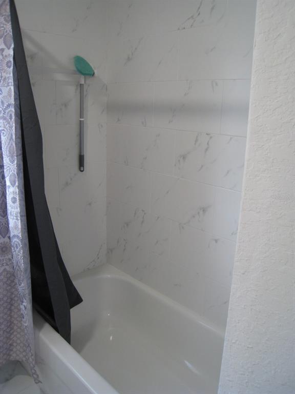 1300 Lucerne Loop Road Northeast Winter Haven, FL 33881 - Photo 36 of 40 Tub & shower.