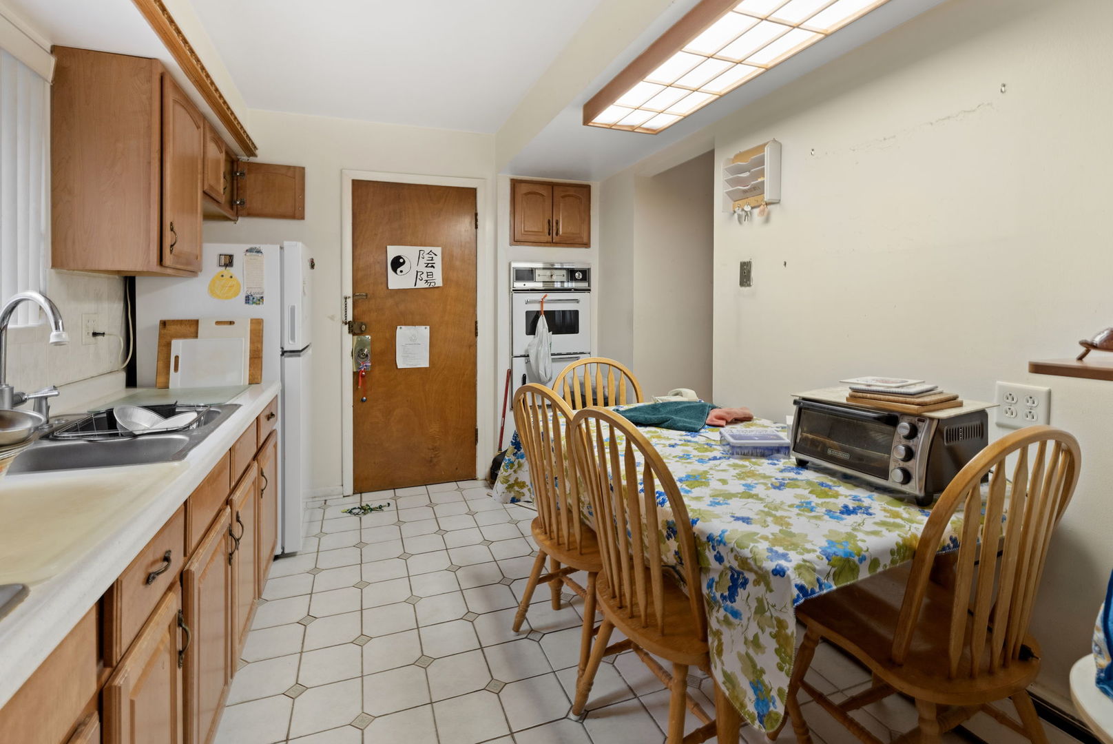 7227 North Ridge Boulevard, Unit 1A Chicago, IL 60645 - Photo 3 of 14 a view of a dining room with furniture