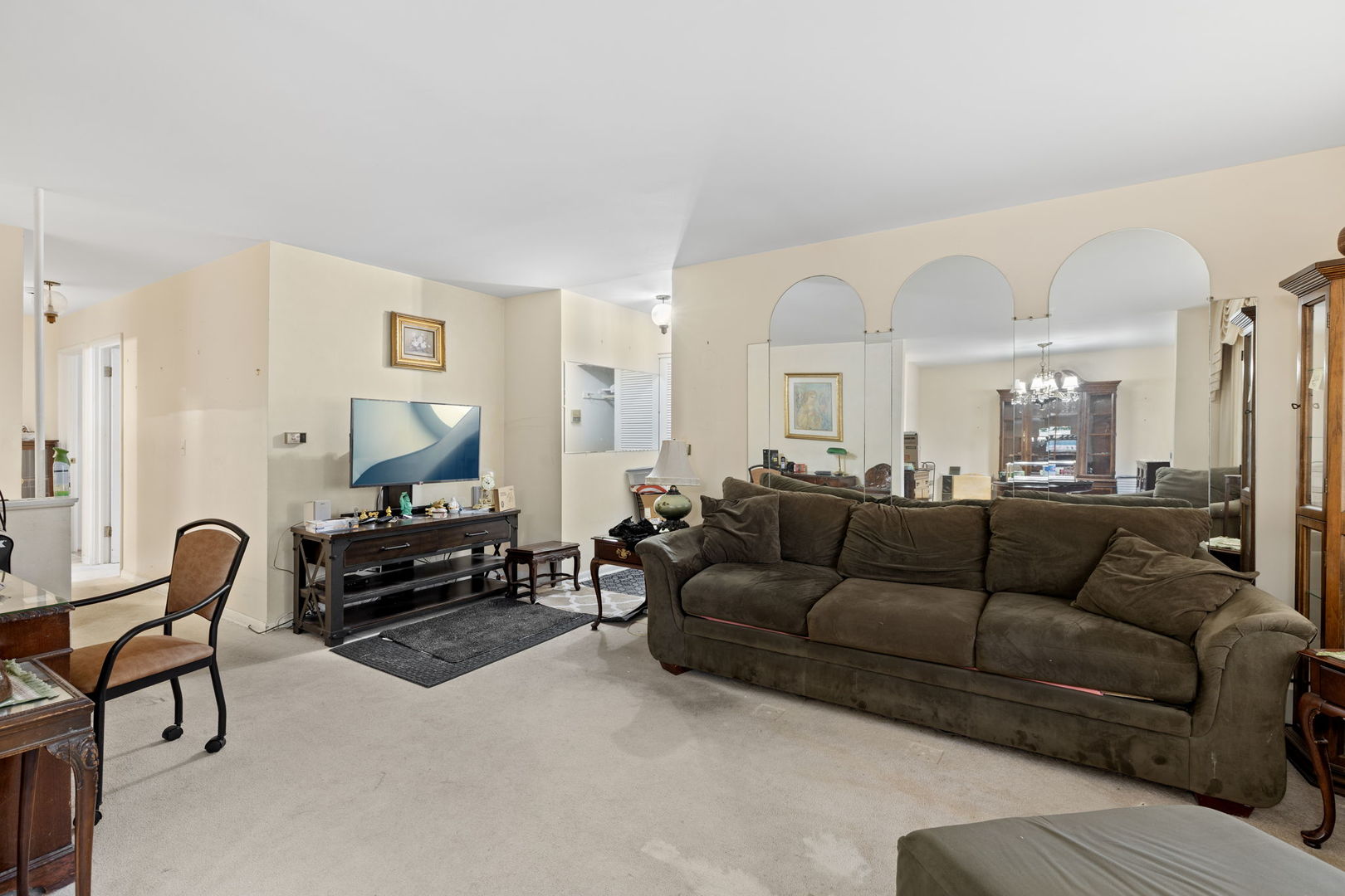 7227 North Ridge Boulevard, Unit 1A Chicago, IL 60645 - Photo 6 of 14 a living room with furniture