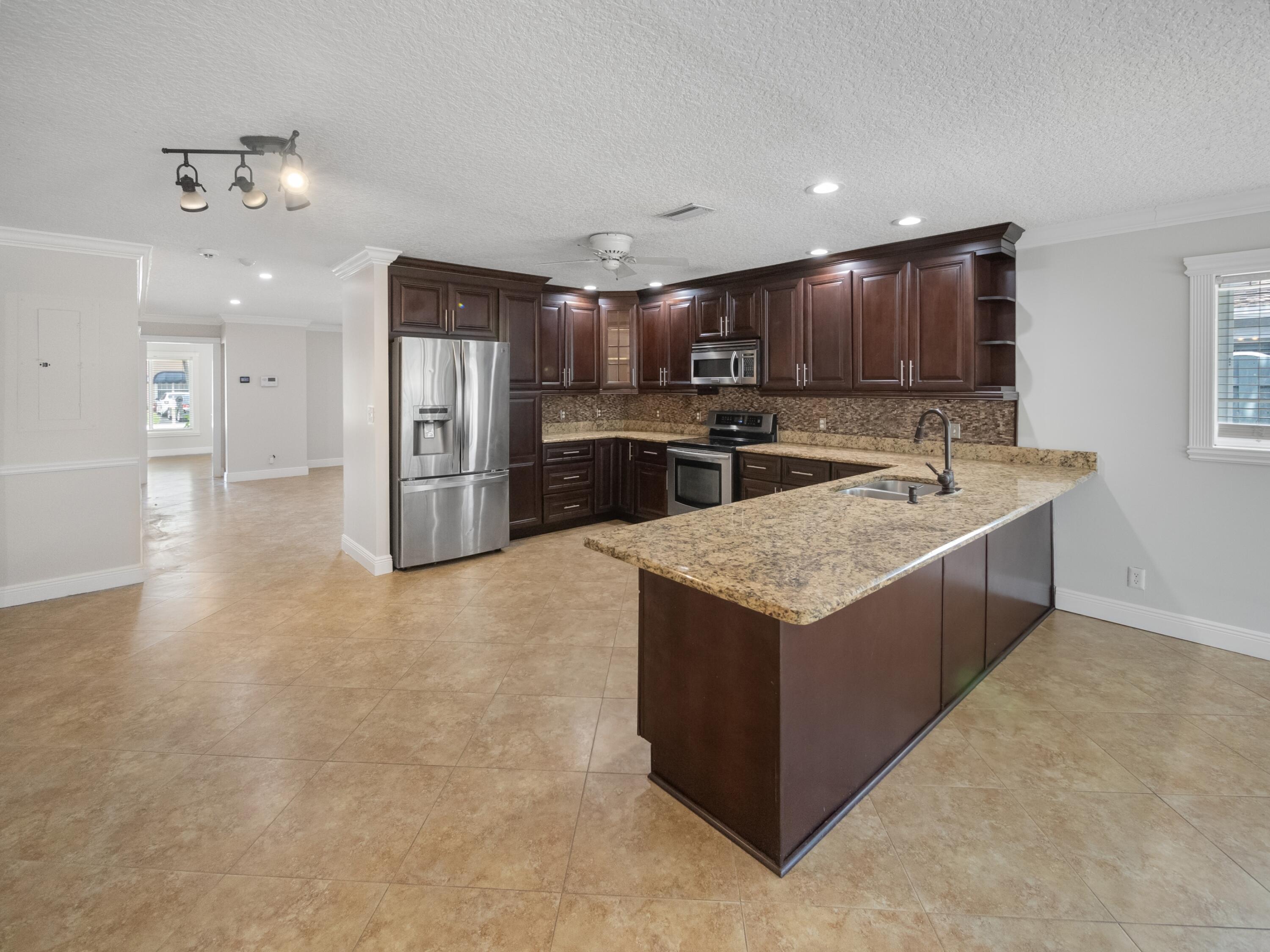 508 Northwest 52nd Street Boca Raton, FL 33487 - Photo 11 of 36 018